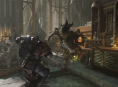 Beobachte, wie Titus im neuen Gameplay von Warhammer 40,000: Space Marine 2 mit der Kettensäge durch die Tyranidenhorde kämpft