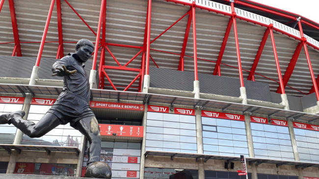 Benfica gibt Eusébio erneut als Symbol dar, um sich nach dem Vorfall von Prestianni-Vinícius gegen rassistische Anschuldigungen zu schützen