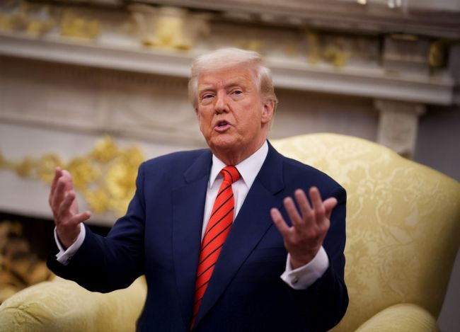 Trump ändert Kurs gegenüber Russland und der Ukraine: er unterstützt die Ukraine mit Waffen und droht Russland mit 100-prozentigen Zöllen