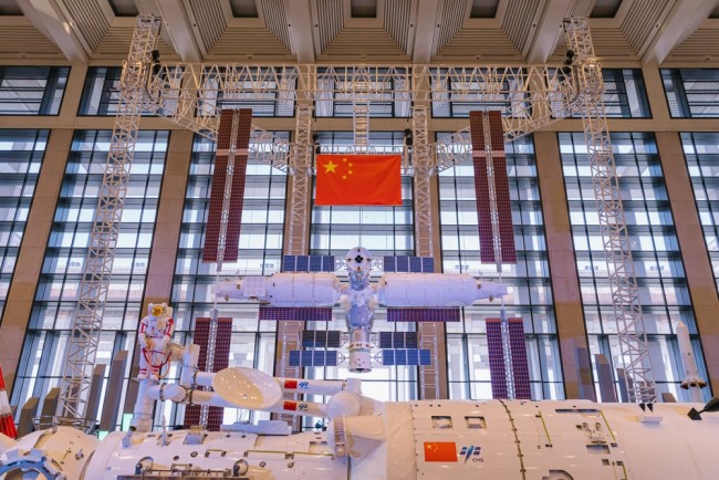 Musk wird gerufen, um Chinas Shenzhou-20-Besatzung zu helfen, nachdem er von Weltraumschrott getroffen wurde