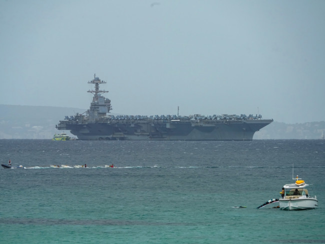 Trump schickt Kampfjets, um im Iran "die Tür einzutreten"