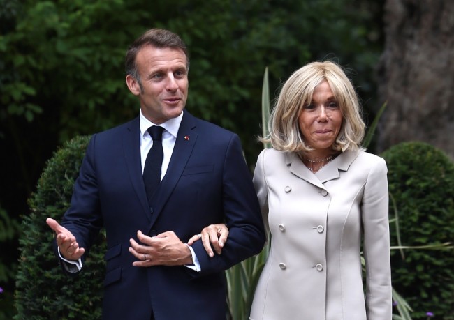 Die französische First Lady Brigitte Macron sieht sich mit Gegenwind konfrontiert, nachdem sie feministische Demonstranten als "schmutzige Bitches" bezeichnet hat