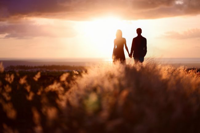 Sowohl Männer als auch Frauen bevorzugen jüngere Partner