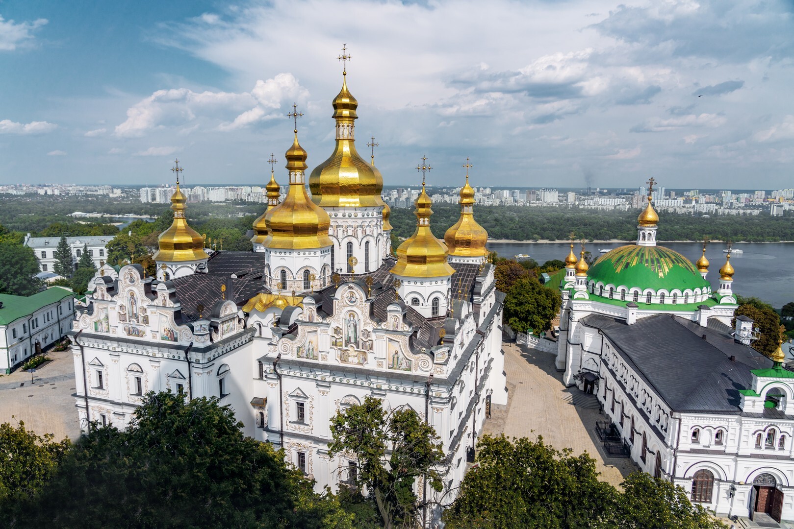 Historische Kiewer Kathedrale aus dem 11. Jahrhundert von russischen Angriffen getroffen: Neun Menschen sterben bei den letzten Anschlägen