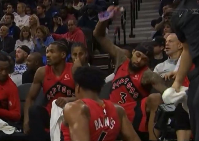 Brandon Ingram von den Toronto Raptors wurde zu einer Geldstrafe von 25.000 US-Dollar verurteilt, weil er eine mit Wasser gefüllte Flasche geworfen hatte