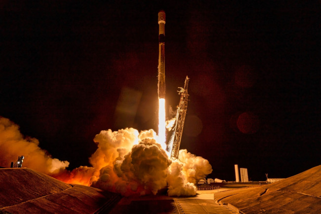 Beobachte, wie Bezos' Blue Origin-Rakete spektakulär explodiert, könnte NASAs Mondlandungspläne beeinflussen