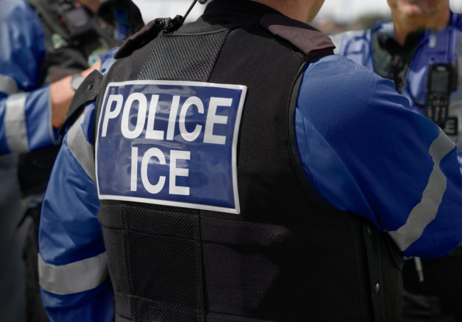 Die Trump-Regierung erweitert die ICE-Befugnisse zur Inhaftierung von Flüchtlingen