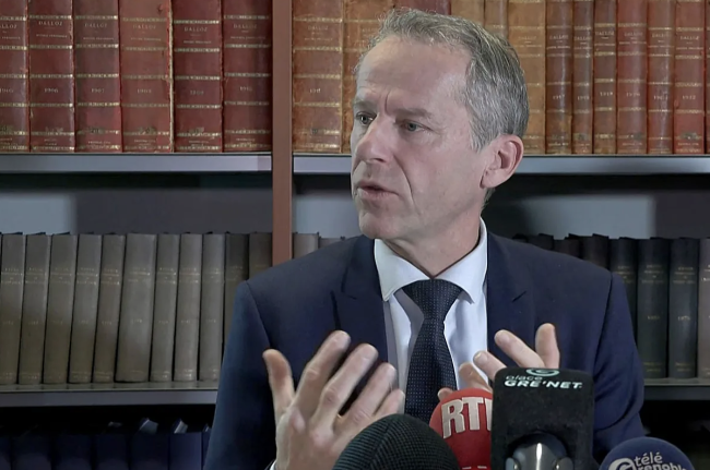 Französischer Ex-Lehrer wegen sexuellen Missbrauchs von 89 Minderjährigen über Jahrzehnte hinweg angeklagt