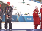 Deutsche Skifahrer drehen dem Russen beim Podium der Winterparalympics den R&uuml;cken zu