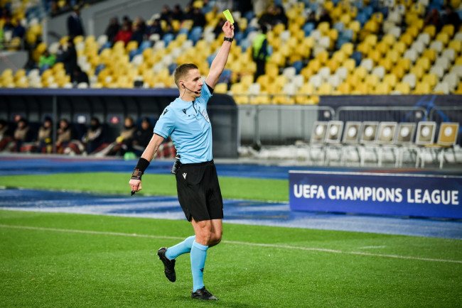 Michael Olise riskiert eine UEFA-Sperre, weil er absichtlich eine gelbe Karte bekommt