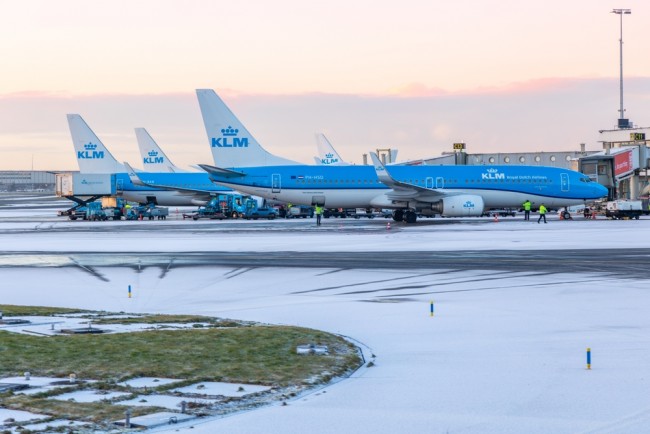 Schnee und Wind lähmen Amsterdams Schiphol