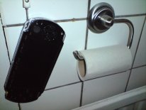 Klo-Spiele und ein Stift im Ohr