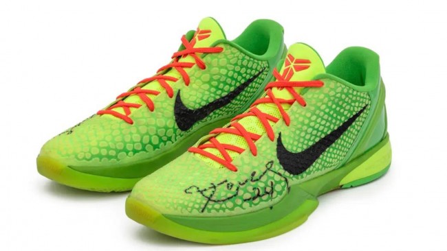 Kobe Bryants ikonische "Grinch-Sneakers" vom Weihnachtsmatch 2010 werden für über 10 Millionen Dollar verkauft