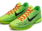 Kobe Bryants ikonische "Grinch-Sneakers" vom Weihnachtsmatch 2010 werden f&uuml;r &uuml;ber 10 Millionen Dollar verkauft