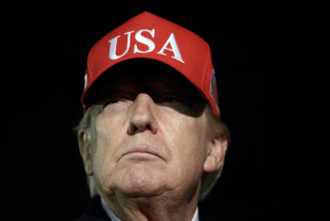 Trump warnt, dass iranische Schiffe, die sich der US-Blockade nähern, "sofort beseitigt werden"
