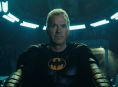 Keatons Batman und seine Eltern stehen im The Flash-Trailer im Rampenlicht
