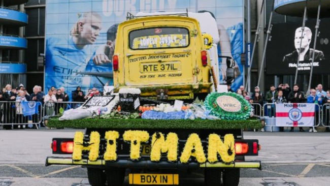 Tausende von Menschen versammeln sich auf den Straßen Manchesters, um sich ein letztes Mal von Ricky Hatton zu verabschieden