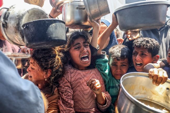 Israel nimmt Gaza-Offensive wieder auf, da begrenzte Hilfslieferungen beginnen