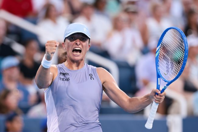 Iga Świątek beweist, dass sie auf jedem Untergrund gewinnen kann, wenn sie sich in Cincinnati gegen Paolini die Krone holt