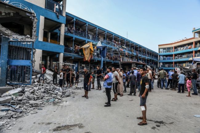Israelische Luftangriffe trafen eine Schule in Gaza, bei denen 13 Zivilisten getötet wurden