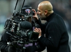 Pep Guardiola entschuldigt sich beim Kameramann, nachdem er seine Kopfh&ouml;rer gegriffen hat: "Ich sch&auml;me mich"