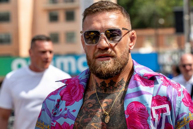 Conor McGregor bestätigt, dass er sich einer Operation unterziehen wird, und deutet eine Rückkehr für seinen letzten Kampf an.