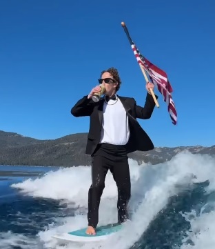 Mark Zuckerberg schafft es, sich in neuem Video vom 4. Juli menschlich aussehen zu lassen