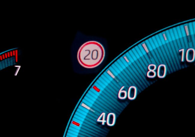 Neuwagen, die in der EU verkauft werden, werden mit permanenten Geschwindigkeitsbegrenzern ausgestattet sein