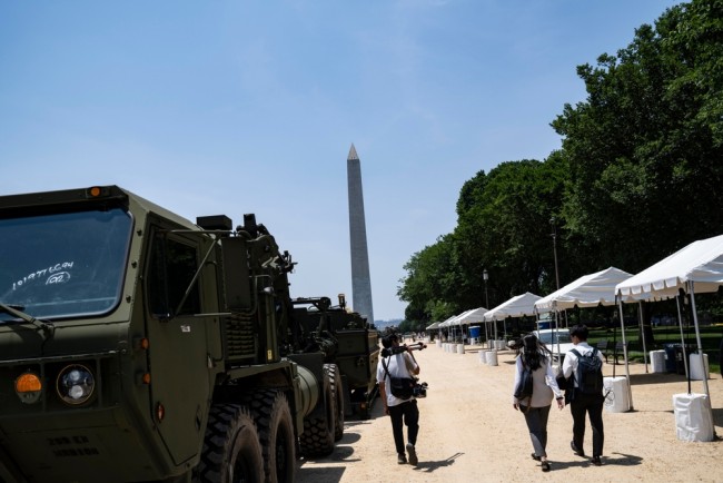 Trump friert die Auszahlungen der Rüstungsindustrie ein, um eine schnellere Rüstungsproduktion zu erzwingen