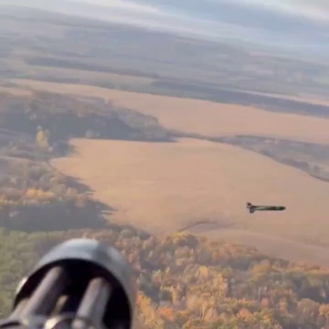 Video hält den Moment fest, in dem die Ukraine mit einem Mi-8-Hubschrauber die Shahed-136-Drohne mit voller Geschwindigkeit überfliegt und sie mit einer Minigun abschießt