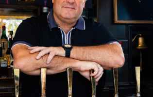 Big John "The Boshfather" Fisher wird der Wirt im Fan Fest Pub The Phoenix Arms von VCT Masters London sein