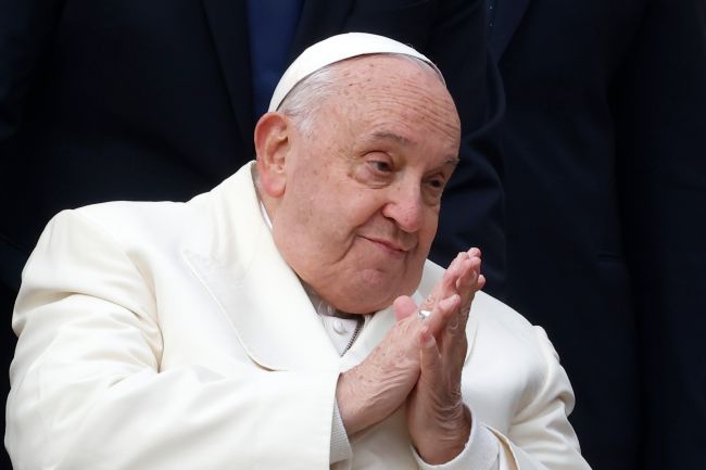 Papst Franziskus kehrt nach lebensbedrohlicher Lungenentzündung in den Vatikan zurück