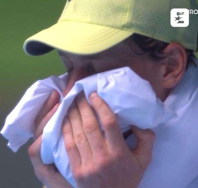 Eines der verstörendsten Bilder von den Australian Open: Sinner zittert unkontrolliert mitten im Spiel