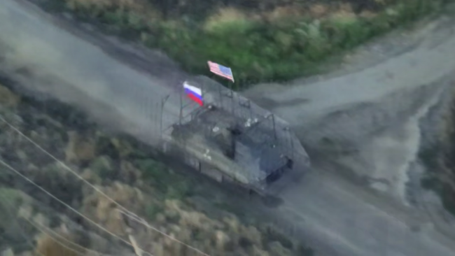 Russische Medien veröffentlichen Video eines gepanzerten Fahrzeugs mit amerikanischer Flagge beim Angriff auf die Ukraine