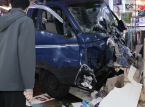 Mindestens 2 Tote und 18 Verletzte nach Zusammensto&szlig; eines Lkw mit s&uuml;dkoreanischem Markt