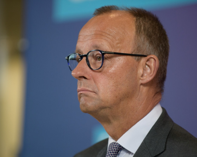 Merz' Konservative gewinnen wichtige Stimmen in Deutschland, aber die extreme Rechte gewinnt an Schwung