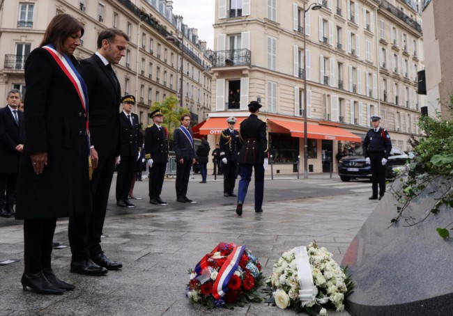 🔴 WATCH LIVE: Gedenkfeiern für die Anschläge von Paris (alle an einem Ort)