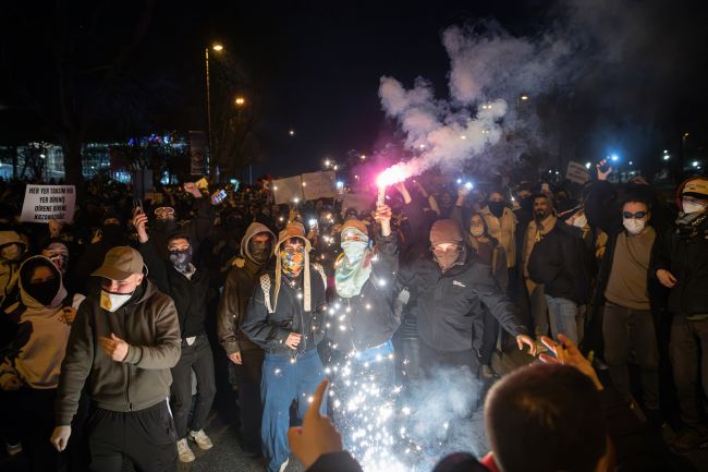 Türkei inhaftiert Journalisten inmitten wachsender Proteste gegen die Inhaftierung von Ekrem Imamoglu