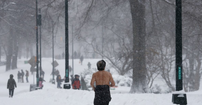 Mehr als 5.000 Flüge wurden gestrichen, während Rekordschnee die US-Ostküste bedeckt