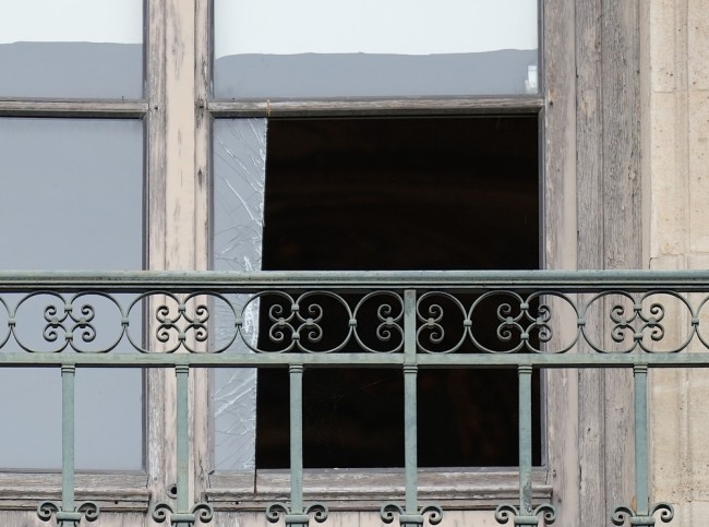 Vier weitere, die bei einem Juwelenraub im Louvre festgehalten werden, aber gestohlene Schätze bleiben vermisst