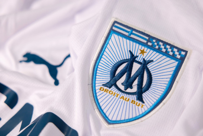 Olympique Marseille zwingt die Spieler, über Nacht auf dem Trainingsgelände zu bleiben, was gegen das Arbeitsgesetz und eine Form der Belästigung verstößt