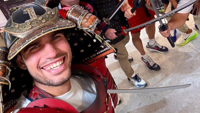 Alcaraz tritt in seine "Samurai-Ära" ein und trifft japanische Fans in Tokio
