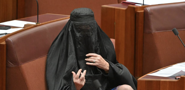Rechtsextremer australischer Senator suspendiert, weil er aus Protest Burka getragen hat