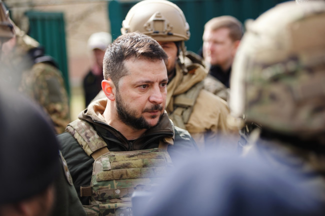 Selenskyj verspricht, die Unabhängigkeit zum vierten Jahrestag des Krieges zu wahren: "Putin hat die Ukrainer nicht gebrochen"